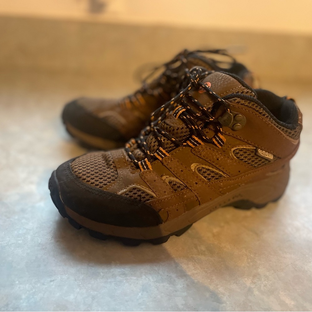 Merrell, Boys size 3M, Brown Hiking Shoes